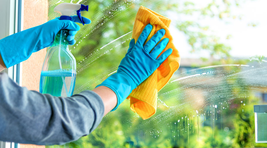 Una persona netejant un vidre (iStock)