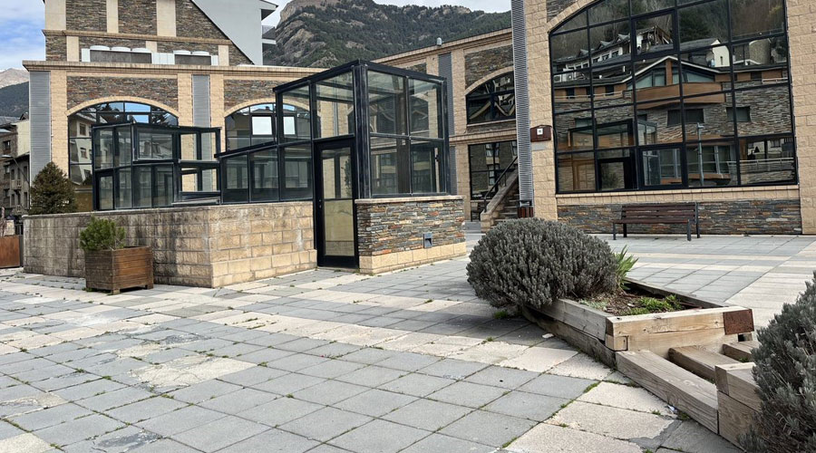 Imatge de la plaça de la Ciutadania a la Massana on es veu el mal estat de les rajoles (Comú de la Massana)