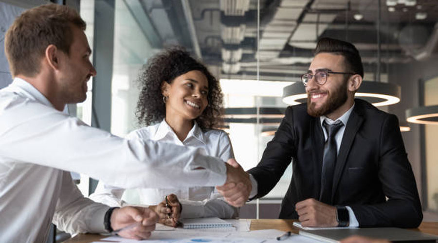 Una persona mediant per a resoldre un conflicte empresarial (iStock)