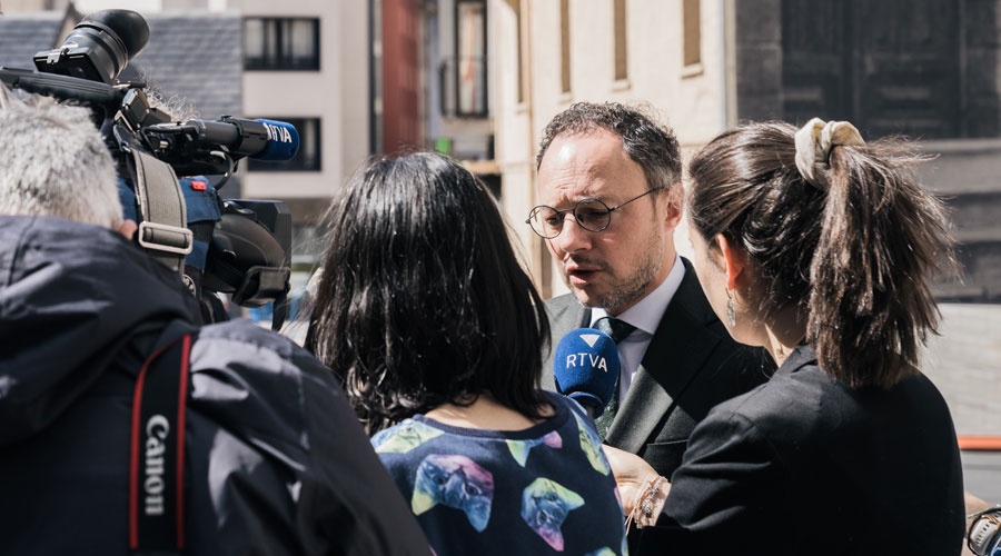 Xavier Espot, candidat nacional de Demòcrates atenent els mitjans de comunicació (Demòcrates)