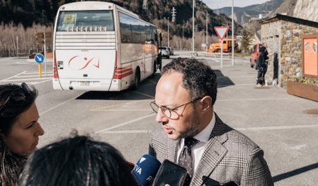 El candidat nacional de Demòcrates, Xavier Espot, explicant les mesures en matèria de transport públic