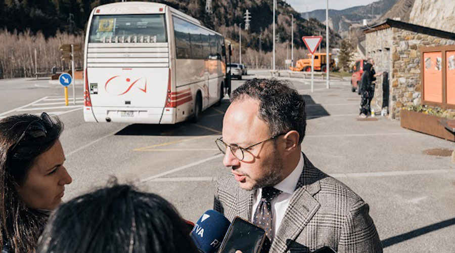 El candidat nacional de Demòcrates, Xavier Espot, explicant les mesures en matèria de transport públic (Demòcrates)