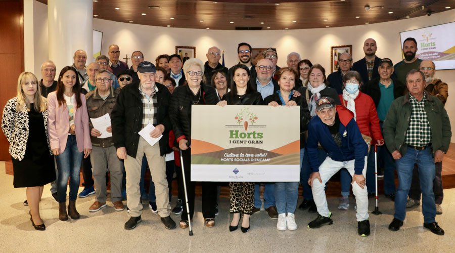 Al centre la cònsol major d'Encamp, Laura Mas, amb els participants al sorteig dels horts socials (Comú d'Encamp)