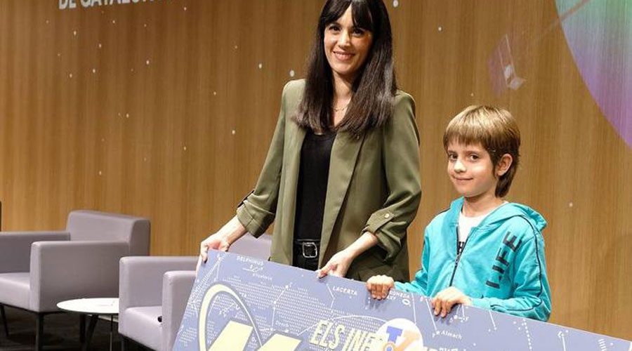 Gina Tost, secretària de Polítiques Digitals amb Pol Flores, un dels infants que va proposar el nom de 'Minairó' (Gencat)