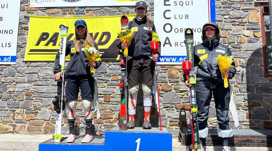 Podi scratx femení amb Júlia Rodríguez dalt de tot del podi (FAE)