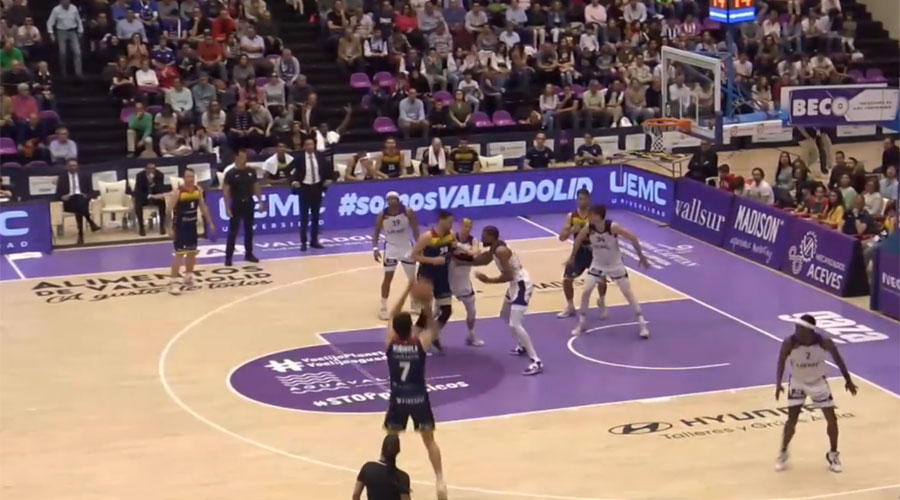 El jugador del BC Andorra, Juan Rubio, en un llançament triple davant del Valladolid (ATV)