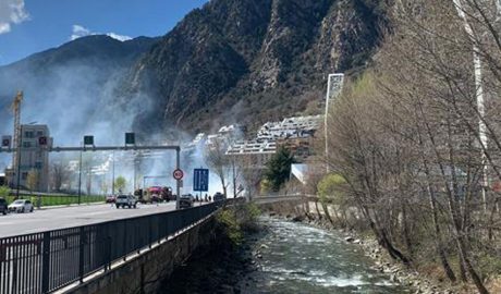 Fum provocat pel vehicle que ha quedat calcinat