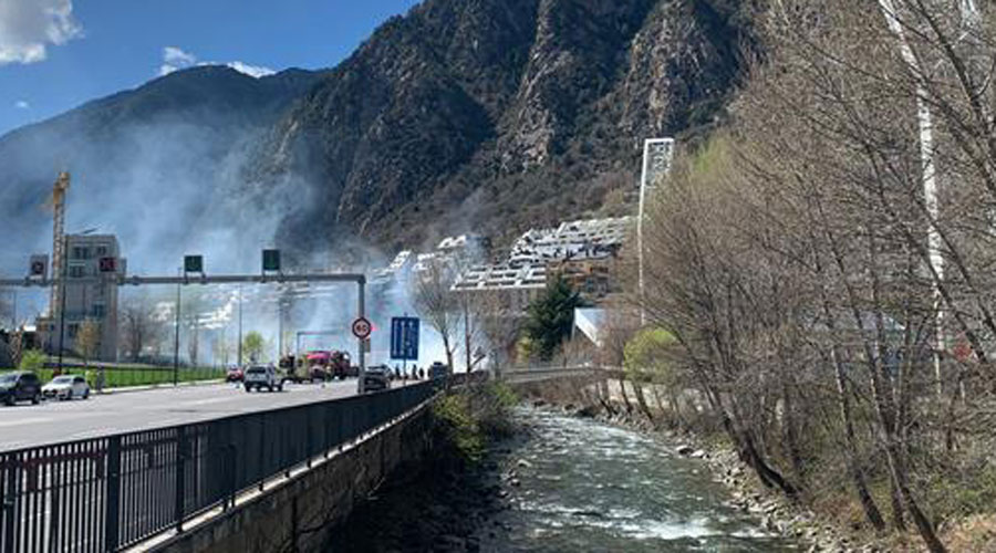 Fum provocat pel vehicle que ha quedat calcinat (AndorrraDifusió)