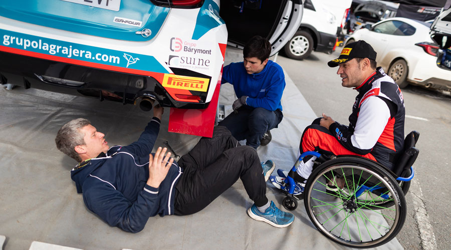 Albert Llovera, a la dreta, amb membres del seu equip (FotoEsport)