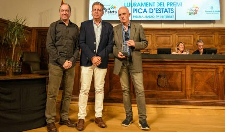 Albert Villaró (dreta) rebent el guardó en l'apartat de Premsa Especialitzada