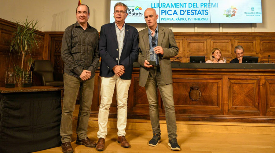 Albert Villaró (dreta) rebent el guardó en l'apartat de Premsa Especialitzada (Diputació Lleida)