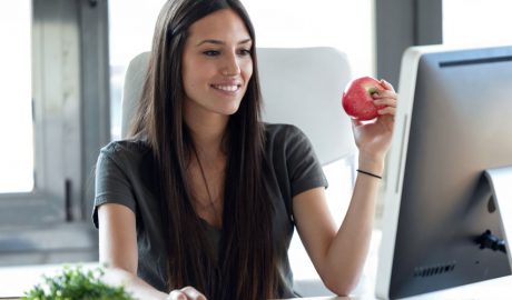 Una dona mostrant benestar en el seu lloc de feina