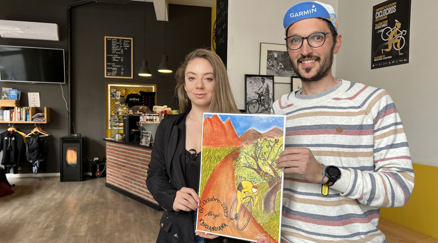 Anuk Alsina i Albert Aubet, amb el cartell de la 10a Bicianciana (RàdioSeu)