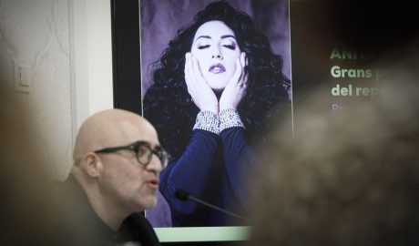 El director de ClàssicAnd, Joan Anton Rechi amb una foto d'Anita Rachvelishvili al fons