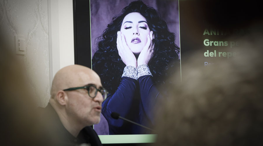 El director de ClàssicAnd, Joan Anton Rechi amb una foto d'Anita Rachvelishvili (Andorra Turisme)