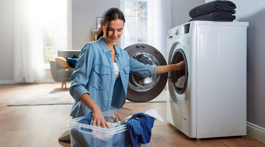 Una dona fent la bugada (iStock)