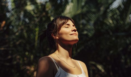 Una dona prenent el sol per a obtenir vitamina D