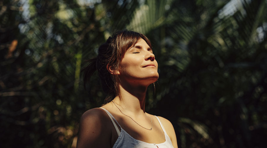 Una dona prenent el sol per a obtenir vitamina D (iStock)