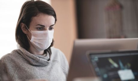 Una dona fent teletreball per a una empresa