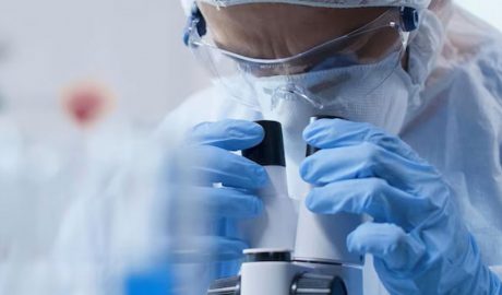 Investigador mèdic en un dels seus treballs