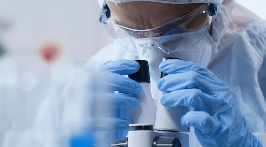 Investigador mèdic en un dels seus treballs (DCStudio / freepik)