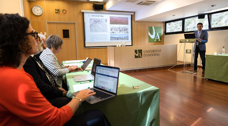 Joan Benavent durant l'exposició de la seva tesi a la Universitat d'Andorra (UdA)