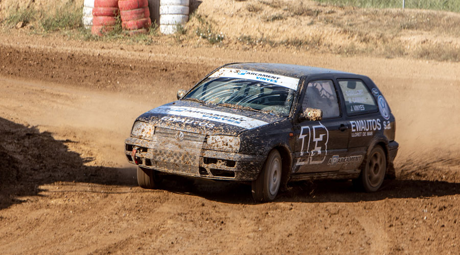 El duet Vinyes - Caminal competint a Mollerussa amb el seu VW Golf