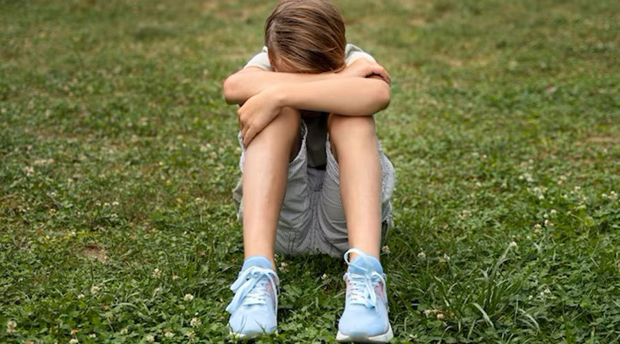 Un jove presentant símptomes de preocupació (freepik)