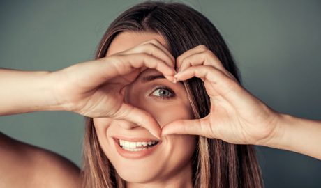 Una noia sense potes de gall als ulls