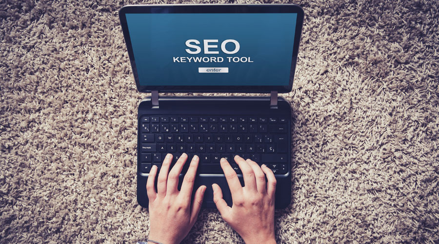 Una persona davant d'un ordinador portàtil (Getty images)