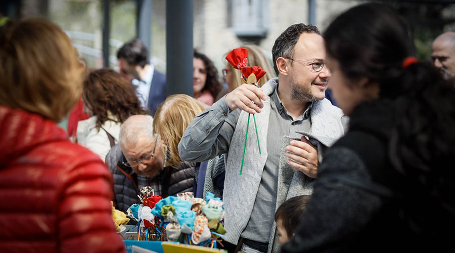 El cap de Govern en funcions, Xavier Espot, gaudint del Sant Jordi (SFGA)
