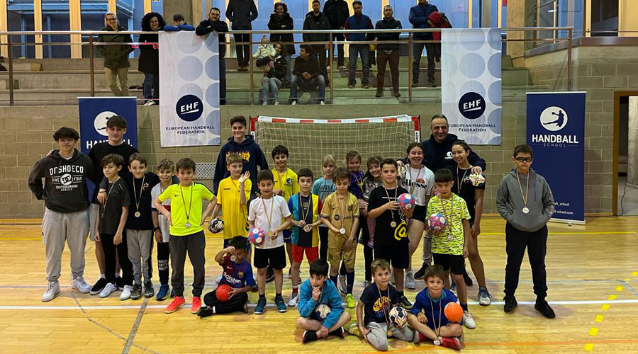 Els participants de la 3a edició de la Trobada Escolar d'handbol (FAH)