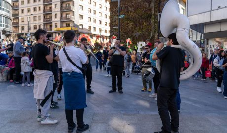 Els Broken Brothers Brass Band tocant al carrer