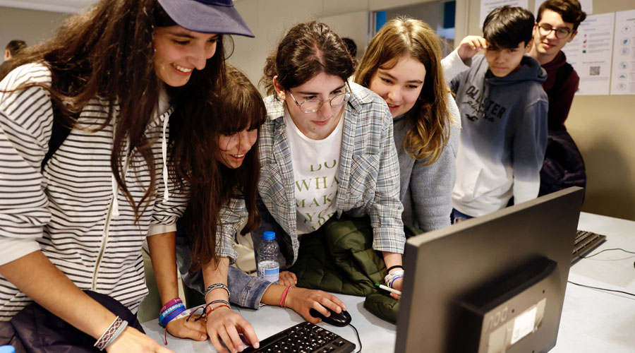 Alumnes en la jornada de portes obertes de l'UdA