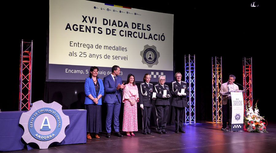 Les autoritats lliurant les medalles a agents de circulació en la seva 16a diada (Comú d'Encamp)