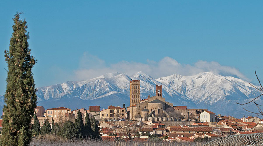 El municipi d'Elna, a la Catalunya Nord, amb el Canigó al fons (Viquipèdia)