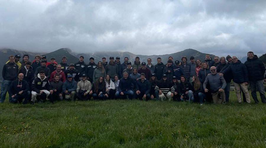 Els assistents a la trobada de la FAE per a celebrar la temporada (FAE)