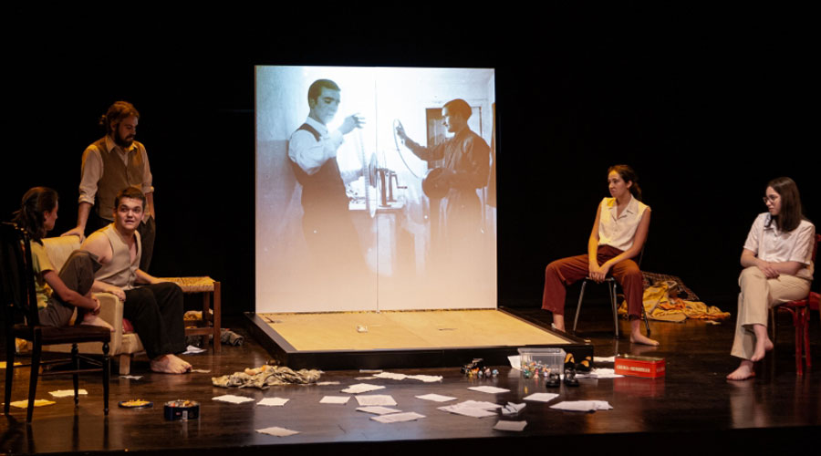 Una escena de l'obra Arrels d'arreu de la JOCAND (SFGA)