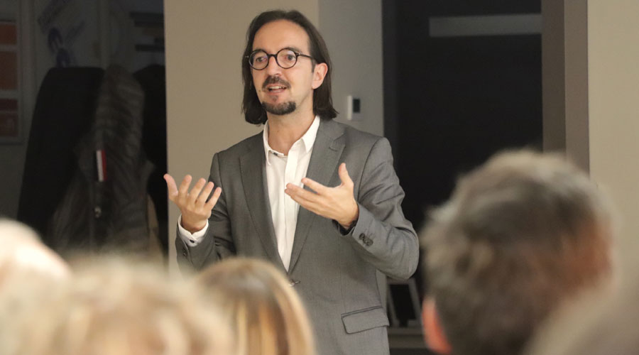 Landry Riba explicant l'Acord d'associació a militants i simpatitzants de Demòcrates (DA)