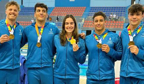 Nàdia Tudó, al mig amb l'or, i els 4 joves amb el bronze del relleu 4x100 m lliures