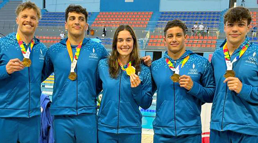 Nàdia Tudó, al mig amb l'or, i els 4 joves amb el bronze del relleu 4x100 m lliures (FAN)