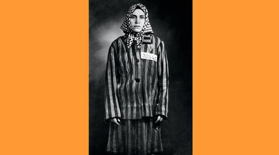 Neus Català amb el vestit de ratlles
