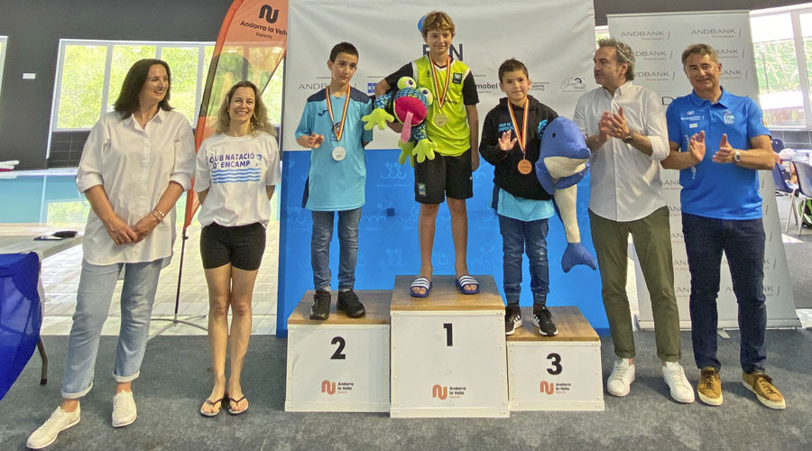 Joves promeses de la natació dalt del podi (FAN)