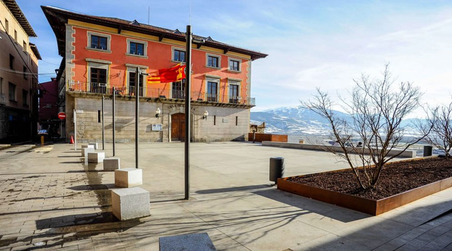 La plaça de l'Ajuntament de Puigcerdà (Puigcerdà Turisme)