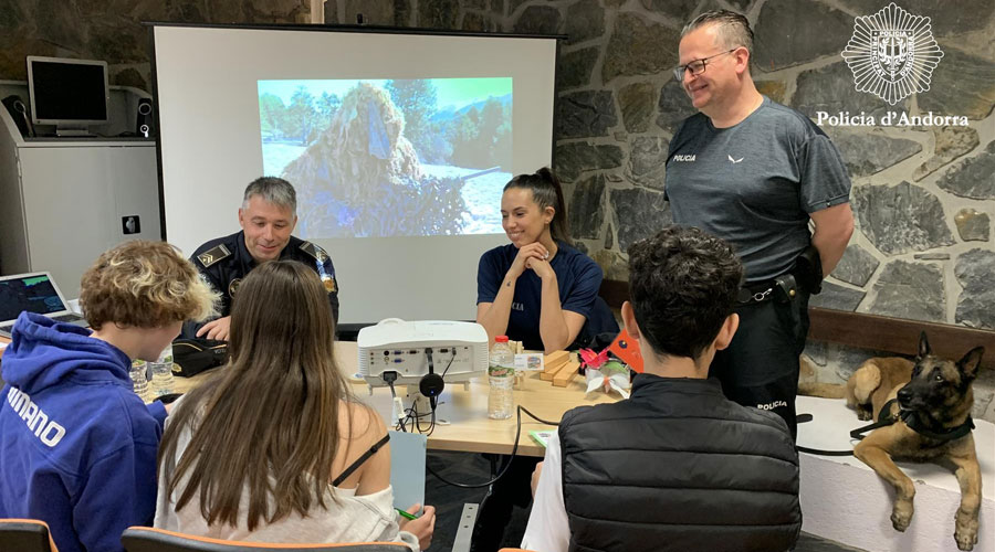 Joves alumnes al Fòrum dels oficis amb membres de la Policia (Policia d'Andorra)