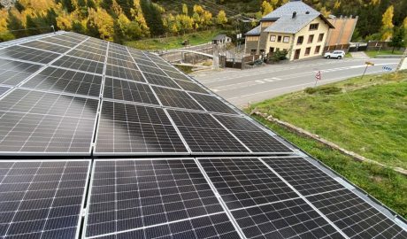 Una de les casetes tècniques on Andorra Telecom ha instal·lat plaques fotovoltaiques