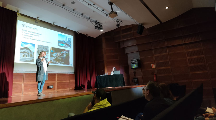 La cònsol major d'Escaldes, Rosa Gili, durant la reunió de poble dedicada al comerç i la restauració (comuee)