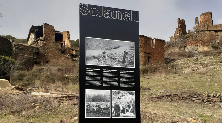 Cartell instal·lat a Solanell pel Calendari Pirelli del 2022 (Foto: Associació de Veïnes i Veïns i Amigues i Amics de Solanell)