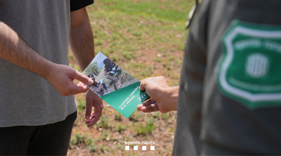 Un agent rural lliurant un tríptic informatiu (Agents Rurals)