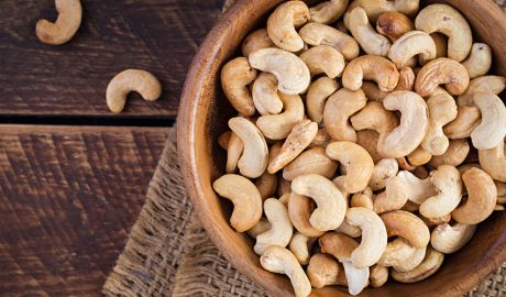 Un bol ple d'anacards